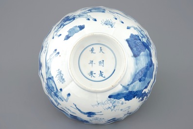 Een Chinese blauw-witte soft paste kom met ruiterdecor, Kangxi